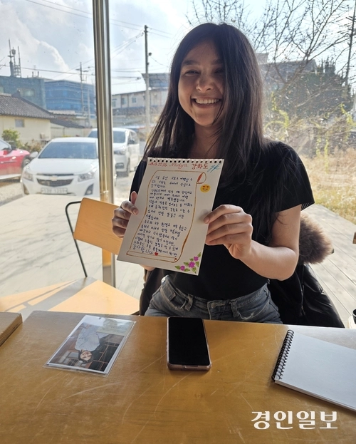 인천대학교의 ‘강화도 2박3일 체험’ 프로그램에 참여한 우즈베키스탄의 마다미노바 우미다콘 씨가 한글로 적은 소감문을 내보이며 기뻐하고 있다. 2025.11.16 /정진오기자 schild@kyeongin.com