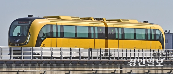 인천국제공항 자기부상열차가 운행재개 한달 만인 16일 오후 인천공항 제1여객터미널 교통센터에서 용유역 방면으로 출발하고 있다. 자기부상열차는 중단된 지 3년여 만인 지난달 17일 운행을 재개했다. 2025.11.16 /조재현기자 jhc@kyeongin.com