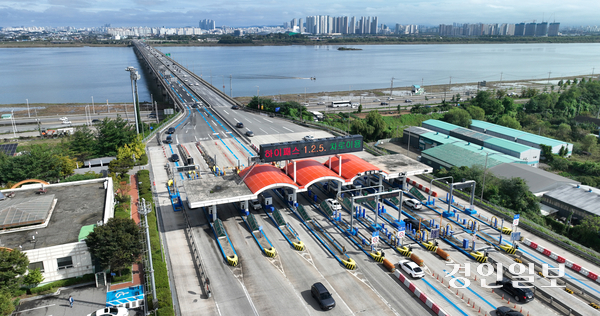 경기도가 내년부터 일산대교의 통행료 50% 지원을 통해 점진적 무료화를 추진하고 있지만, 동시에 통행료 인상 검토도 병행하면서 논란이 발생하고 있다. 사진은 김포시 일산대교 톨게이트 모습. 2025.11.16 /최은성기자 ces7198@kyeongin.com