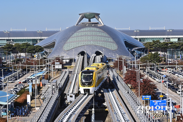 인천국제공항 자기부상열차가 운행재개 한달 만인 16일 오후 인천공항 제1여객터미널 교통센터에서 용유역 방면으로 출발하고 있다. 자기부상열차는 중단된 지 3년여 만인 지난달 17일 운행을 재개했다. 2025.11.16 /조재현기자 jhc@kyeongin.com