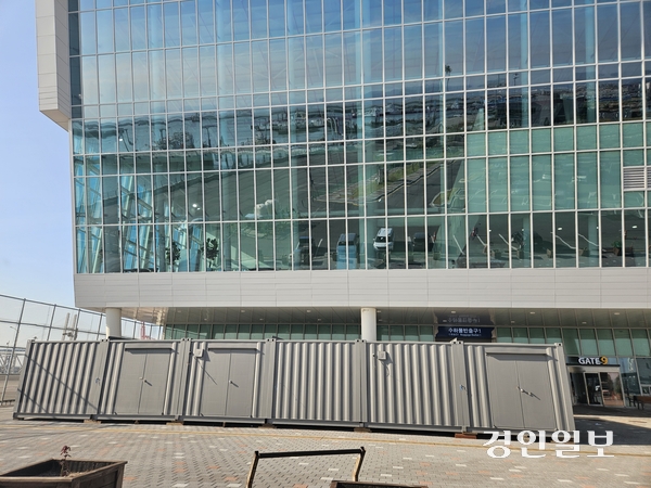 700억원을 들인 평택당진항 국제여객터미널 건물 앞에 화물포장 등 용도의 임시 컨테이너가 설치돼 있다. 관련업계의 지적을 무시한 ‘예견된 문제’로 국제 관문항의 품격을 떨어뜨리고 있다. 2025.11.16 평택/김종호기자 kikjh@kyeongin.com