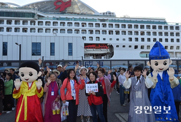 인천항 크루즈터미널 입항한 중국인 단체 여행객 환영 행사. /경인일보DB