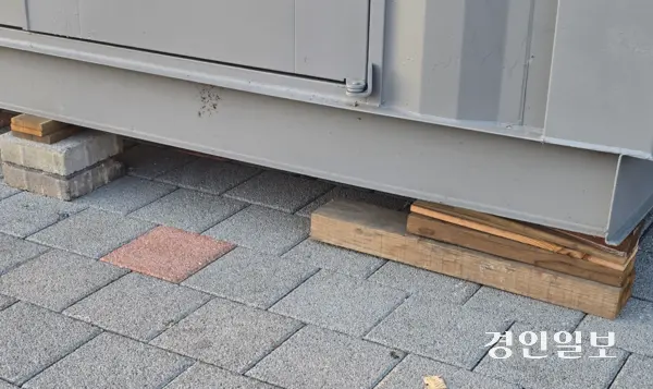 평택당진항 국제여객터미널 건물 앞에 임시 설치된 컨테이너. 벽돌, 각목 등을 괴어 수평을 맞춘 후진적 일 처리에 낙상 사고 등이 우려된다. 2025.11.16 평택/김종호기자 kikjh@kyeongin.com