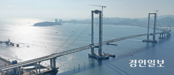 인천시는 12일 개최한 ‘2025년도 제3차 지명위원회’에서 제3연륙교 명칭을 청라하늘대교로 최종 의결했다. 사진은 12일 오후 인천 청라국제도시 인근 해상에서 바라본 제3연륙교가 내년 1월 개통을 목표로 막바지 공사가 진행되고 있는 모습. 2025.11.12 /조재현기자 jhc@kyeongin.com