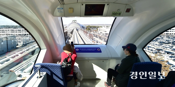 용유역을 출발한 인천공항 자기부상열차에 탑승한 승객들이 풍경을 살펴보고 있다. 2025.11.16 /조재현기자 jhc@kyeongin.com