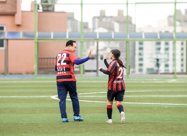 지난해 3월, 오산정보고등학교 인조잔디 운동장 개장식에서 이권재 오산시장과 학생이 함께 운동하는 모습. / 오산시 제공