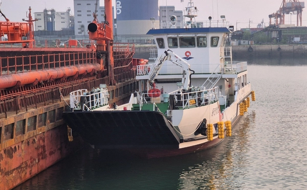 정박되어 있는 해양쓰레기 수집 운반선 ‘옹진청정호’의 모습. /독자 제공