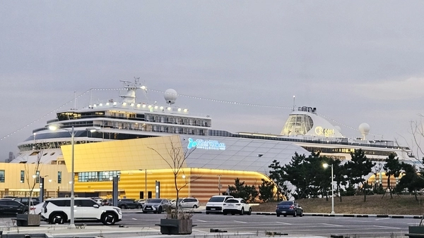 인천항이 국내 크루즈 모항(母港)으로 도약하고 있다. 15일 오전 인천항에 입항한 ‘세븐시즈 익스플로러(Seven Seas Explorer)’호. 2025.11.15 /인천항만공사 제공