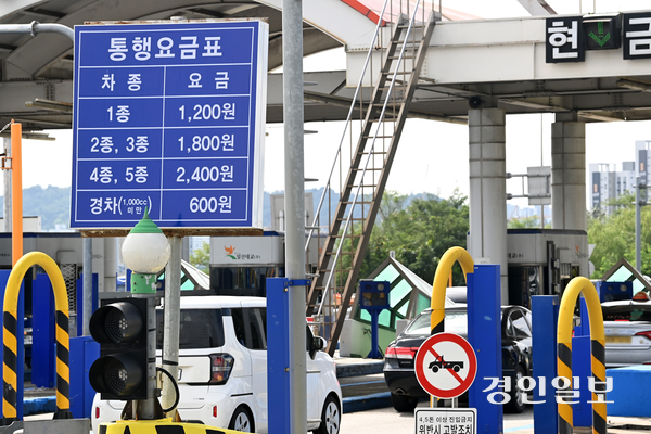 경기도가 일산대교 통행료 무료화를 추진하는 동시에 통행료 인상을 검토해 논란이 된 것과 관련, 내년도 인상은 없다는 입장을 밝혔다. 사진은 김포시 일산대교  톨게이트 모습. /최은성기자 ces7198@kyeongin.com