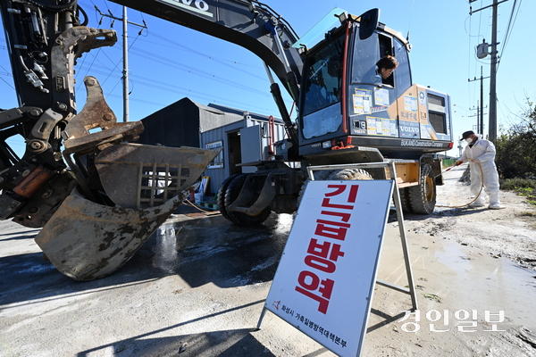 최근 화성과 평택 등 경기 남부지역에서 AI 항원이 잇따라 확인되면서 가금농장들이 노심초사하고 있다. 사진은 지난 10일 화성시 가축질병방역대책본부 관계자들이 방역 소독을 하고 있는 모습. 2025.11.10 /최은성기자 ces7198@kyeongin.com
