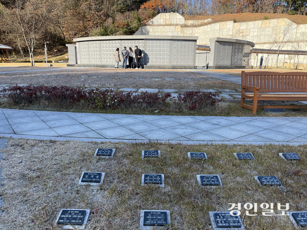 가평추모공원의 일부 시설에 대한 불만이 나오고 있는 가운데 방문객들이 봉안담에서 참배를 하고 있다. 2025.11.15 가평/김민수기자 kms@kyeongin.com