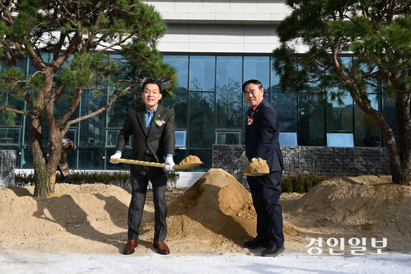 17일 오전 수원시 팔달구 인계동 수원시의회 신청사에서 개청식이 진행되고 있다. 사진 왼쪽부터 이재준 수원특례시장, 이재식 수원특례시의회 의장. 2025.11.17 /최은성기자 ces7198@kyeongin.com