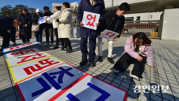 사진은 안상미 미추홀구 전세사기 피해대책위 위원장이 서울 서초구 대법원 앞에서 미추홀구 전세사기 속칭 ‘건축왕’ 남헌기씨에 대한 대법원 선고 결과에 관련해 기자회견을 마치고 주져 앉고 있다. /경인일보DB