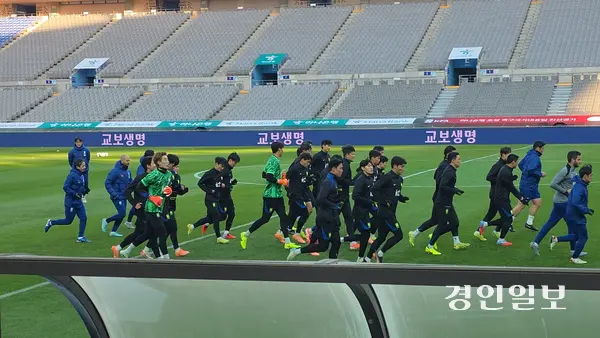 한국 축구 국가대표팀이 17일 서울월드컵경기장에서 가나와의 평가전을 앞두고 훈련하고 있다. 2025.11.17 /이영선기자 zero@kyeongin.com