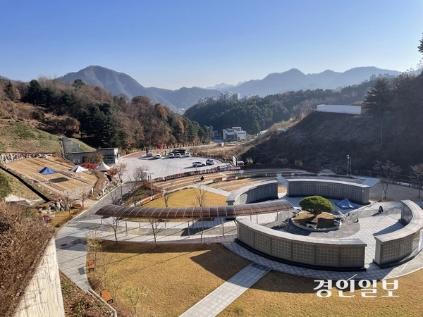 비가림막 설치 필요성 등 일부 시설에 대한 불만이 나오고 있는 가평추모공원. 2025.11
.15 가평/김민수기자 kms@kyeongin.com