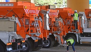 [포토] 추워진 날씨에 눈 올라… 제설차량 점검