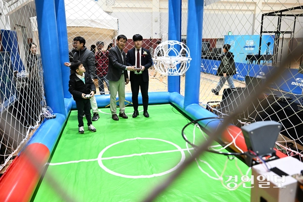 지난 15일 오전 수원보훈재활체육센터에서 경인일보 주최·한국모형항공협회 주관·수원시 후원으로 ‘2025수원전국드론축구대회’가 진행되고 있다. 2025.11.15 /취재팀