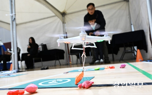 지난 15일 오전 수원보훈재활체육센터에서 경인일보 주최·한국모형항공협회 주관·수원시 후원으로 ‘2025수원전국드론축구대회’가 진행되고 있다. 2025.11.15 /취재팀