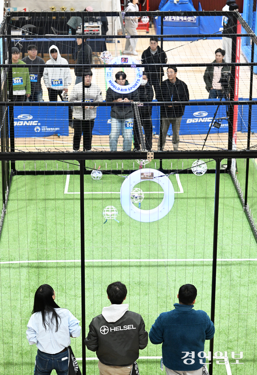 지난 15일 오전 수원보훈재활체육센터에서 경인일보 주최·한국모형항공협회 주관·수원시 후원으로 ‘2025수원전국드론축구대회’가 진행되고 있다. 2025.11.15 /취재팀