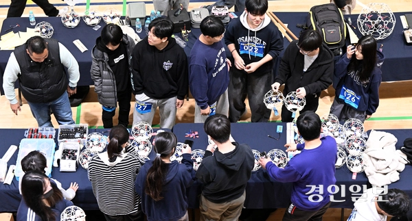 지난 15일 오전 수원보훈재활체육센터에서 경인일보 주최·한국모형항공협회 주관·수원시 후원으로 ‘2025수원전국드론축구대회’가 진행되고 있다. 2025.11.15 /취재팀