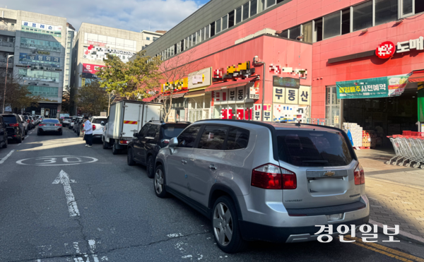 수원시 권선구 호매실동에 있는 민간 주차타워 앞 도로가 불법 주차된 차들로 빼곡하다. 2025.11.18 /마주영기자 mango@kyeongin.com