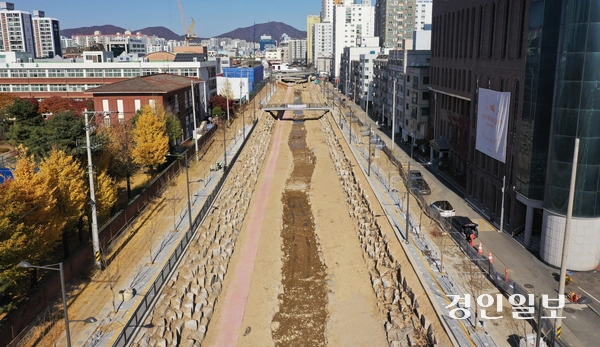 18일 오전 인천시 부평구 굴포천 생태하천복원사업 1단계 구간(부평1동행정복지센터~부평구청)이 90% 공정률을 보이며 생태하천의 모습을 갖춰가고 있다. 2025.11.18 /조재현기자 jhc@kyeongin.com