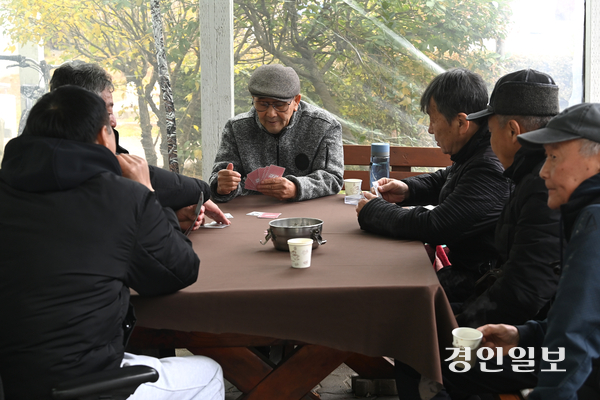 사할린 동포 지원에 관한 특별법 개정 이후 사할린 동포뿐만 아니라 동반가족도 영주귀국을 할 수 있게 돼 사할린 동포 2세대들도 고국을 찾지만, 대부분 일자리를 갖지 못한 것으로 나타났다. 17일 안산시 고향마을에서 사할린 동포 2세대들이 게임을 하며 시간을 보내고 있다. 2025.11.17 /최은성기자 ces7198@kyeongin.com