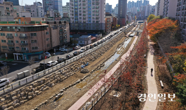 18일 오전 인천시 부평구 굴포천 생태하천복원사업 1단계 구간(부평1동행정복지센터~부평구청)이 90% 공정률을 보이며 생태하천의 모습을 갖춰가고 있다. 2025.11.18 /조재현기자 jhc@kyeongin.com