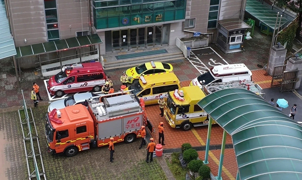 지난 13일 인천시 서구 대인고등학교에서 폭발물이 설치되었다는 협박글을 접수받은 소방당국이 출동하여 상황을 살피고 있다. 2025.10.13 /연합뉴스