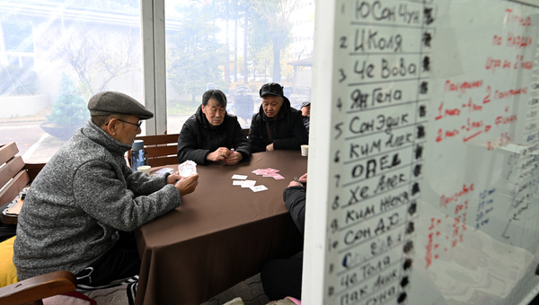 사할린 동포 지원에 관한 특별법 개정 이후 사할린 동포뿐만 아니라 동반가족도 영주귀국을 할 수 있게 돼 사할린 동포 2세대들도 고국을 찾지만, 대부분 일자리를 갖지 못한 것으로 나타났다. 17일 안산시 고향마을에서 사할린 동포 2세대들이 게임을 하며 시간을 보내고 있다. 2025.11.17 /최은성기자 ces7198@kyeongin.com
