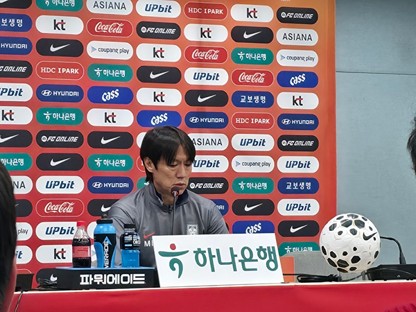 홍명보 한국 축구 국가대표팀 감독이 18일 서울월드컵경기장에서 열린 하나은행 초청 가나와의 친선경기 후 공식 기자회견에서 답변하고 있다. 2025.11.18 /이영선기자 zero@kyeongin.com