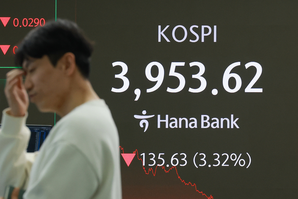 18일 서울 중구 하나은행 본점 딜링룸에서 딜러가 업무를 보고 있다. 이날 코스피지수는 전장보다 135.63p(3.32%) 내린 3,953.62에, 코스닥지수는 23.97p(2.66%) 내린 878.70에 장을 마감했다. 2025.11.18 /연합뉴스