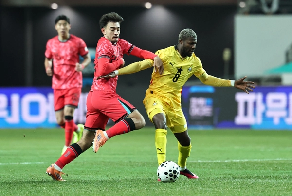 18일 서울 마포구 서울월드컵경기장에서 열린 남자축구 국가대표 A매치 평가전 대한민국과 가나의 경기. 옌스 카스트로프가 공을 다투고 있다./연합뉴스