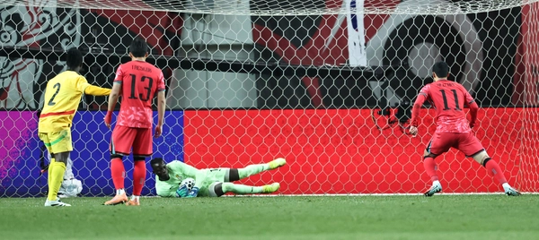 18일 서울 마포구 서울월드컵경기장에서 열린 남자축구 국가대표 A매치 평가전 대한민국과 가나의 경기에서 후반전 황희찬이 페널티킥을 실축하고 있다./연합뉴스