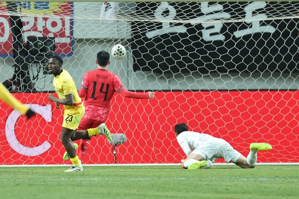 18일 서울 마포구 서울월드컵경기장에서 열린 남자축구 국가대표 A매치 평가전 대한민국과 가나의 경기에서 가나 프린스 콰베나 아두가 한국 골망을 가르고 있다. 골은 오프사이드로 취소됐다./연합뉴스