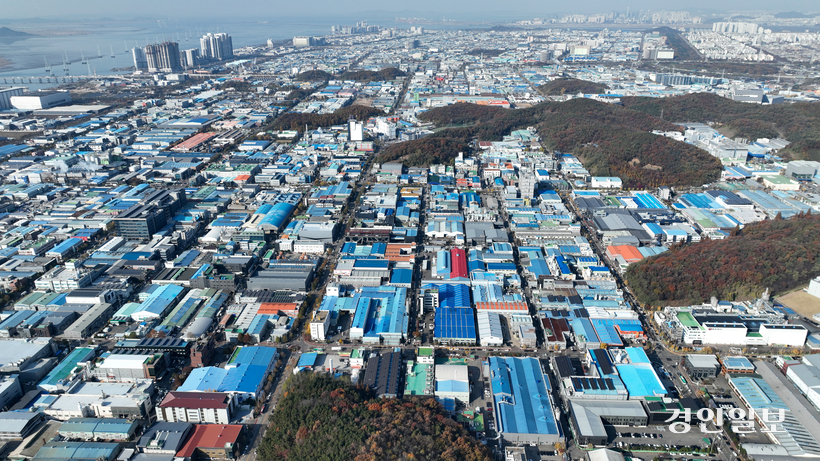 과거 정부가 서울 제조업체 분산을 위해 조성한 반월·시화국가산단이 노후화와 산업 변화에 뒤처지자, 안산·평택·화성 등 경기 서남부권이 제조업에서 첨단산업 중심으로 전환을 추진하고 있다. 사진은 19일 안산시 단원구 시화공업단지 모습. 2025.11.19 /최은성기자 ces7198@kyeongin.com