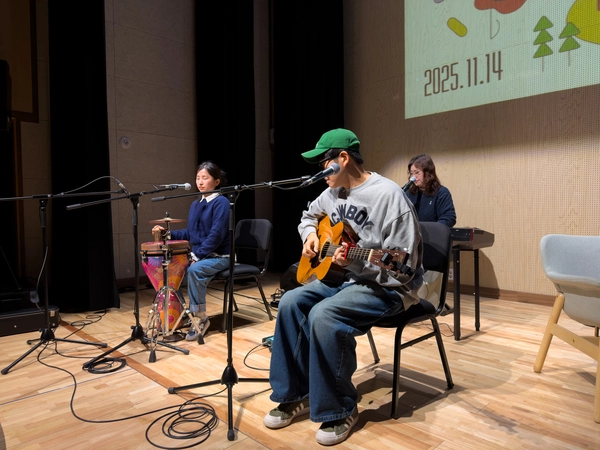 지난 14일 열린 ‘생활문화페스타 in 양평’에서 어쿠스틱 3인조 ‘밴드 11월’이 공연을 하고 있다. 양평에서 11년째 활동하며 지역 음악계에 뿌리를 내려온 팀으로, 22~23일 데뷔 11주년 공연을 선보일 예정이다. /양평문화재단 제공