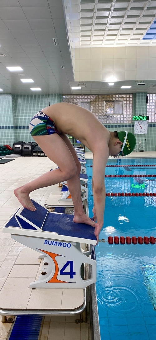 경기체중 이지후가 19일 경기체중 수영장에서 훈련하고 있다./경기체중 제공