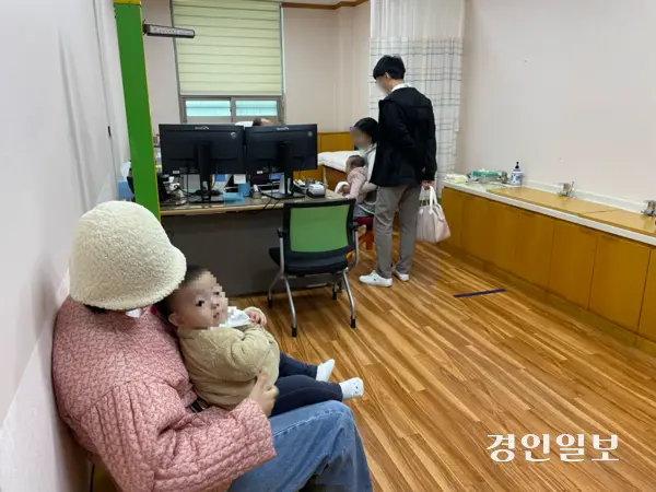 20일 가평군보건소 소아청소년과 진료실을 찾은 모자가 진료를 기다리고 있다. 2025.11.20 가평/김민수기자 kms@kyeongin.com