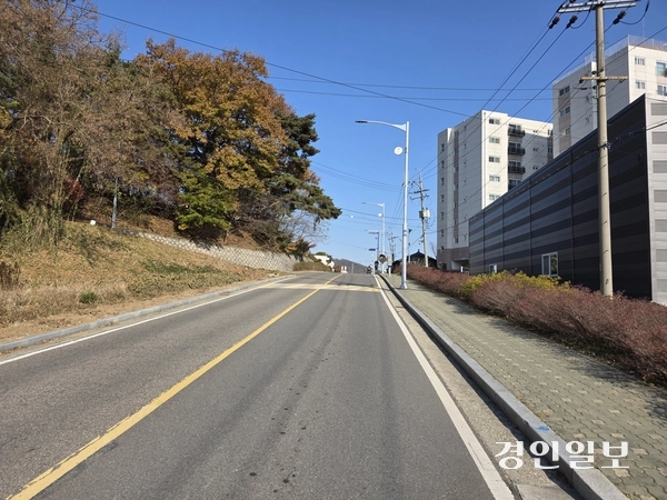 강화읍 남산리 강화군보건소 뒤편의 부조고개. 2025. 11. 19 /정진오기자 schild@kyeongin.com