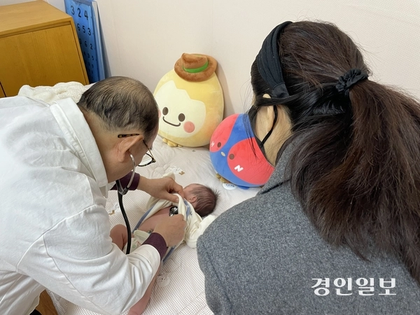 20일 가평군보건소 소아청소년과 전문의가 유아의 예방접종을 위해 청진기로 예진을 하고 있다. 2025.11.20 가평/김민수기자 kms@kyeongin.com