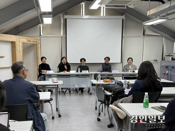인천문화재단과 임시공간이 지난 19일 오후 한국근대문학관 다목적실에서 ‘지역미술과 (좁고 깊을) 아카이브’를 주제로 진행한 ‘2025 인천기록담길 세미나’에서 채은영 임시공간 대표가 지역 예술 아카이브 프로젝트에 대한 생각을 이야기하고 있다. 2025.11.19 /박경호기자 pkhh@kyeongin.com