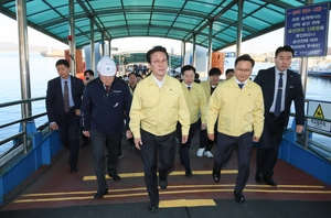 김민석 총리, 인천항 찾아 안전점검… 여객선 사고 경각심