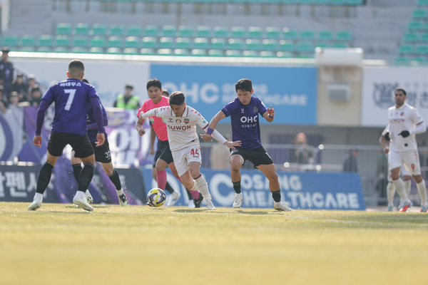 수원FC 윌리안이 22일 안양종합운동장에서 열린 FC안양과의 하나은행 K리그1 2025 37라운드 경기에서 안양 수비수와 경합하고 있다./한국프로축구연맹 제공