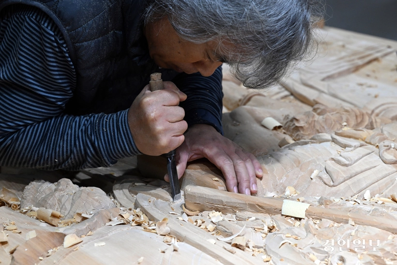 무딘 손과 날카로운 조각칼.