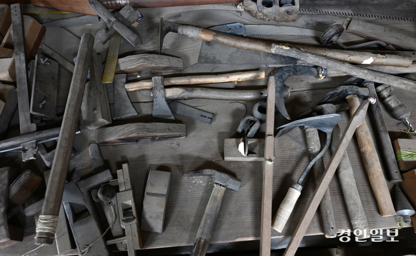 세월의 흔적이 묻어나는 작업 도구들.
