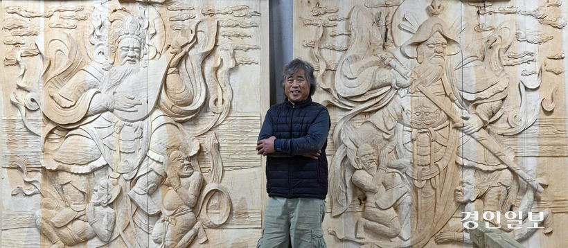 한봉석 목조각장이 완성돼 가는 사천왕 부조 작품 앞에 서 있다.