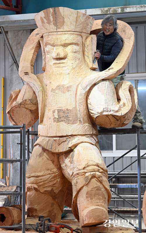 경기도무형문화재 제49호 한봉석 목조각장이 2m가 넘는 은행나무에 사천왕 상을 조각하고 있다.