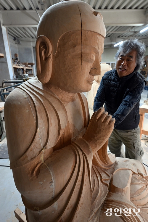 완성돼가는 목조 입체 부처상들.