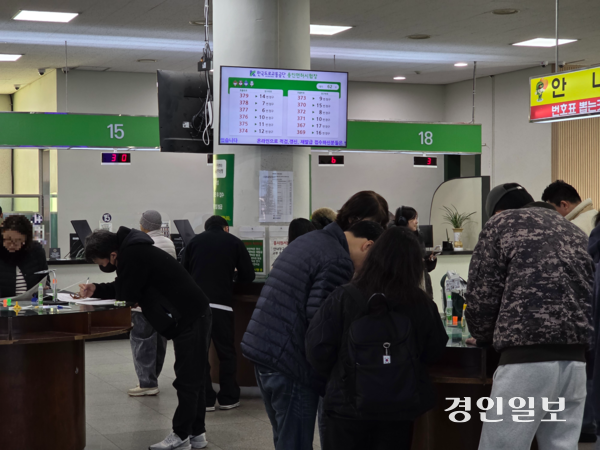 21일 오전 10시 용인시 기흥구의 용인운전면허시험장. 운전면허 갱신(적성검사)에 필요한 서류를 작성하기 위해 시민들이 마련된 테이블에 몰려 있다. 기둥에 있는 모니터에는 13개 창구에서 호출한 번호가 표시되고, 60명이 넘는 대기자가 표시돼 있다. 2025.11.21 /고건기자 gogosing@kyeongin.com